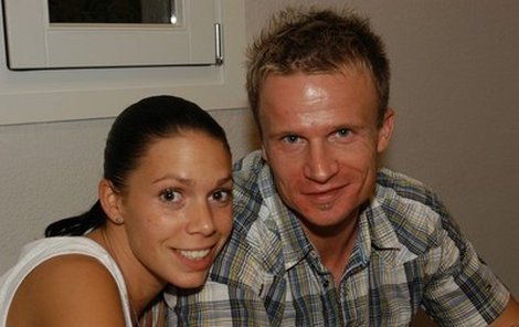 David Huf je nyní i se svou přítelkyní Danielou v Řecku s ﬁ nalistkami Miss aerobik.