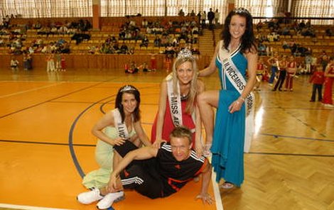 Davida Hufa okouzlily zleva: Alena Slováková (I. vicemiss), Nikola Vykydalová (Miss aerobik 2005) a Katka Mrugalová (II. vicemiss).