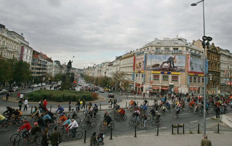 Davy cyklistů na magistrále u Václavského náměstí.