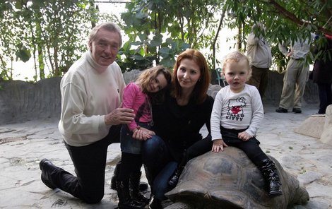 Dcery Karla Gotta milují zvířata. Nedávno byly na křtění želv v pražské zoo. Teď chtějí psa.