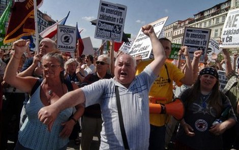 Demonstranti vykřikovali heslo „Pryč s Topolánkem“.