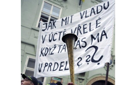 Demonstrantů přišly asi dva tisíce, řada z nich i s transparenty.