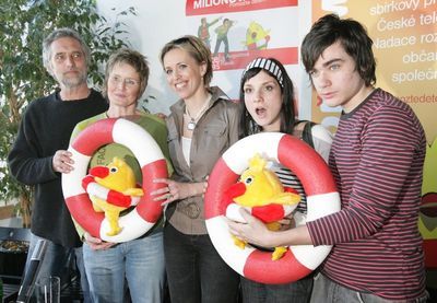 Dětem pomáhají (zleva): Tomáš Hanák, Marcela Augustová, Alena Zárybnická, Míša Maurerová a Vojta Kotek.