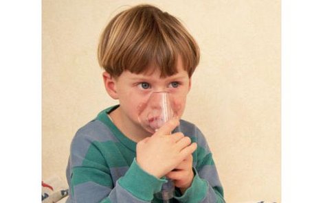 Děti astmatici jsou závislé na každodenním užívání a inhalaci léků.