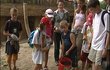 Děti sbírají borůvky 