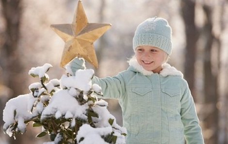 Děti se mohou těšit na zimní radovánky. Podle meteorologů začne u nás sněžit už před Vánocemi