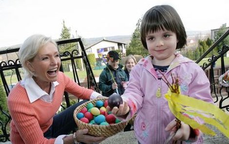 Děti ze sousedství odcházely většinou s barvenými vajíčky. „Den předtím jsem je dělala jako na běžícím pásu,“ přiznala Helena.