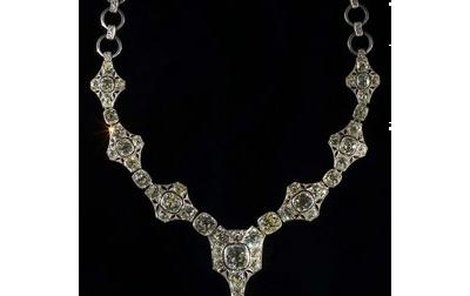 Diamantový náhrdelník Naděždy Nikolajevny Kramářové je největší diamantový šperk v majetku České republiky. Má až 65 karátů! 