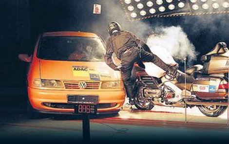 Díky airbagu na Hondě Gold Wing se tělo motorkáře při nehodě vůbec nepotká s karoserií vozu.