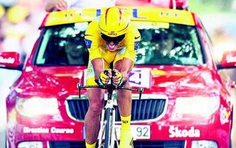 Díky maximálnímu nasazení projíždí Contador vítězně cílem včerejší18. etapy,časovkyv Annecy.