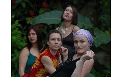 Dívčí vokální skupina Yellow Sisters (zleva: Bára Vaculíková, Léňa, Lucie Hawa Goldin a Antonia Tereza Nyass) je na naší hudební scéně opravdu pozoruhodným zjevením.