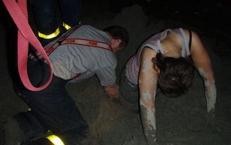 Dívku hasiči vyprostili po třiceti minutách.