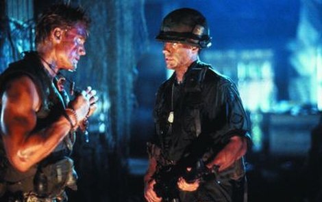 Dnes už legendární akční snímek Univerzální voják je plný napětí. Herci Jean-Claude Van Damme (vlevo) a Dolph Lundgren v něm ztvárnili své životní role.