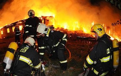 Do boje s plameny se zapojilo několik desítek hasičů.