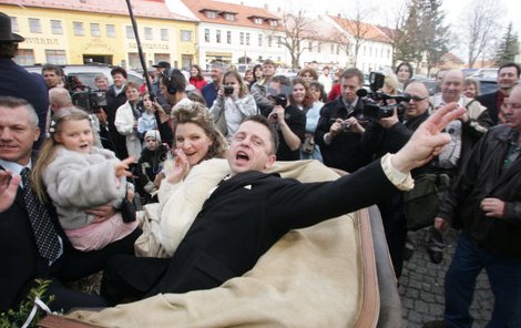 Do místního »kulturáku« novomanžele dovezl kočár!