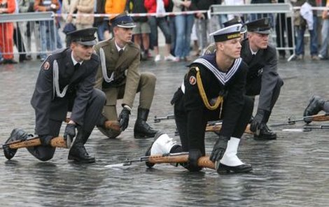Do oslav na Staroměstském náměstí se zapojili i polští vojáci.