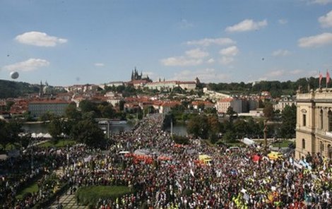 Do pražských ulic vyšlo asi 40 000 lidí.