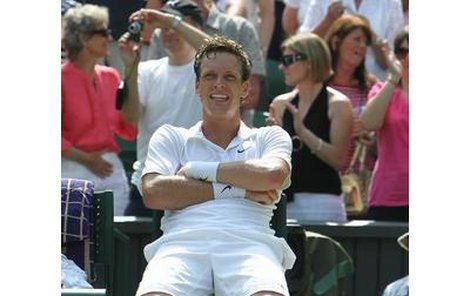 Dobrá práce! Spokojený Tomáš Berdych ví, že čtvrtﬁnále s Federerem bylo jedním z nejpovedenějších zápasů jeho kariéry.