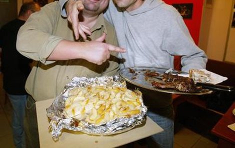 Dobré jídlo si nenechal ujít ani Ivan Vodochodský (vlevo), který je známým gurmánem. Dobré jídlo si nenechal ujít ani Ivan Vodochodský (vlevo), který je známým gurmánem.