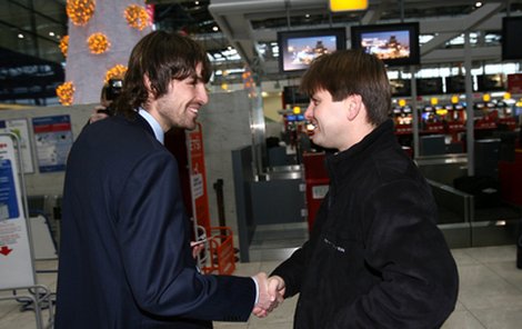 Dobrý den, trenére! Tomáš Sedláček (vlevo) vítal Dušana Uhrina na letišti více než vřele. Do Florencie cestovali spolu.