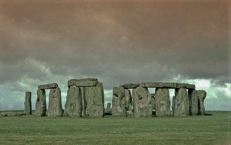 Dodnes se spekuluje, zda megalitická stavba Stonehenge byla chrámem, observatoří či pohřebištěm.