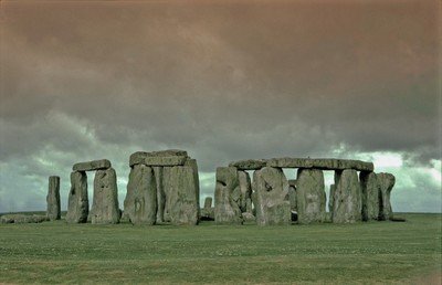 Dodnes se spekuluje, zda megalitická stavba Stonehenge byla chrámem, observatoří či pohřebištěm.