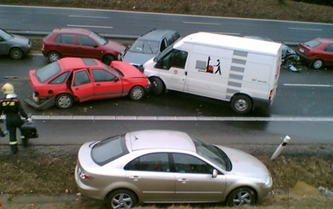 Dohromady čtyřiadvacet vozů se srazilo poblíž Stráže nad Nisou na Liberecku.