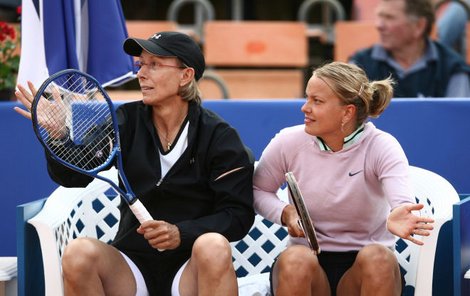 Dojatá Martina Navrátilová (vlevo) na staré dobré Štvanici. Vedle ní o třicet let mladší spoluhráčka Barbora Strýcová.