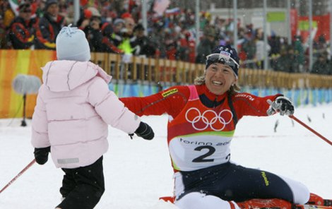 Dojemná chvíle. Mamince, olympijské vítězce, běží gratulovat dcerka Lucinka.