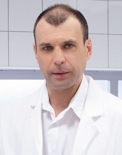 Doktor Mázl (Petr Rychlý) má prostě smůlu, každá jeho seriálová partnerka zatím umřela.