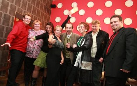 Doktorka Cajthamlová a Otakar Brousek (uprostřed) natáčeli i v Perfect restaurantu v Praze, kam účastníci pořadu přivezli silvestrovská pohoštění, jež přichystali dle zásadzdravé výživy.