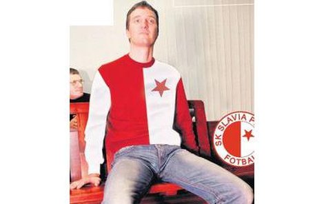 Dokud pobíhal po svobodě, nosil Tomáš Pitr ze všeho nejraději červený svetr. Dost možná by měl být ale sešívaný červeno-bílý se slávistickou hvězdou na srdci...