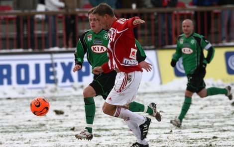 Domácí hračička Petr Švancara exceloval i na sněhu. Takhle vstřelil gól na 1:0.