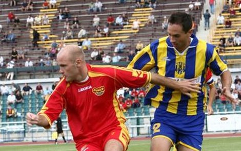 Domácí Kunc dal sice jednu branku jako hostující Matula (vpravo), ale také neproměnil penaltu.