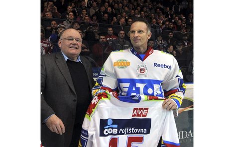 Dominik Hašek dostal památeční dres s číslem svého věku.