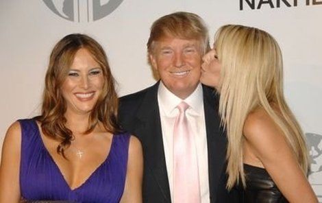 Donald Trump nemá o krásné ženy nouzi. S manželkou Melanií (vlevo) a supermodelkou Heidi Klum