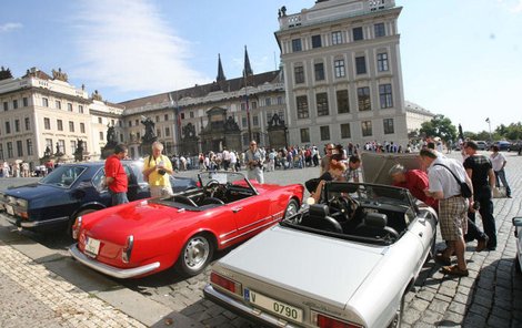 Dopoledne přitahovaly Alfy Romeo pozornost turistů na Hradčanském náměstí.