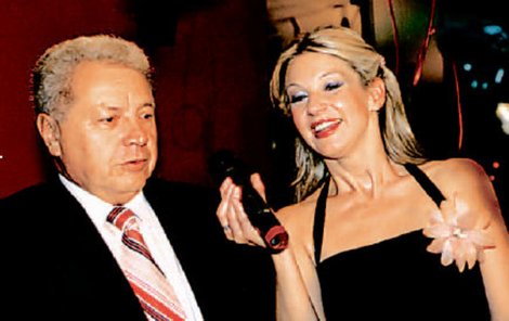 Dražbu vázy Bořka Šípka rozjel ﬁnančník Jan Reichelt s moderátorkou Sabinou Laurinovou.