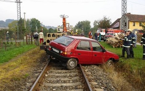 Drezína vláčela škodovku po trati ještě 25 metrů.