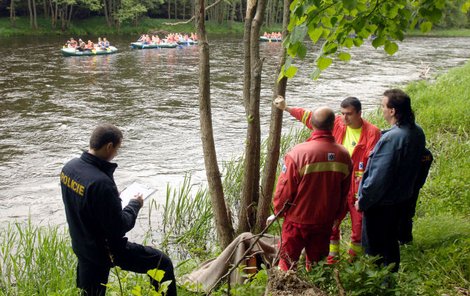 Druhého vodáka našli záchranáři až 5 kilometrů po proudu Vltavy.