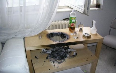 Důchodkyni zachránil soused, adventní věnec propálil dokonce i stůl.