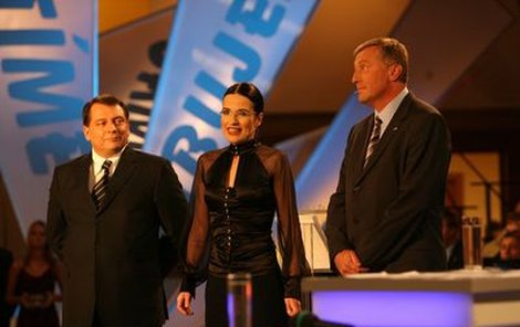 Duel začíná! Premiér Paroubek a šéf ODS Topolánek těsně před bitvou na TV Prima, které velela tradičně skvělá moderátorka Michaela Jílková. 