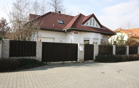 Dům Ivety Bartošové v Uhříněvsi, na který »ﬁnančák« uvalil zástavní právo.