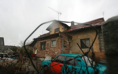 Dům, kde děti vyrůstaly, stojí uprostřed smetiště a rozpadá se.