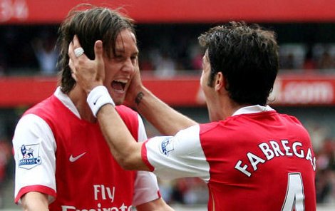 Duo Rosický – Fabregas sice kope v záloze, ovšem Arsenalu zatím gólově přispívá vlastně v každém zápase. I díky nim proto vedou »Kanonýři« ligu.