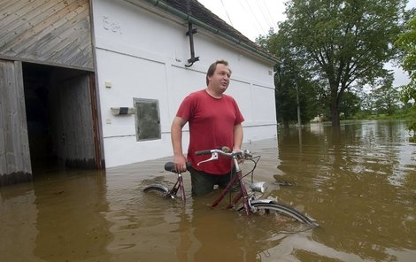 Dušan Reichl zachraňuje kolo ze svého domu v Putimi na Písecku.