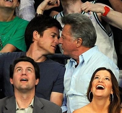 Dustin Hoffman neodolal a políbil kolegu Jasona Batemana.