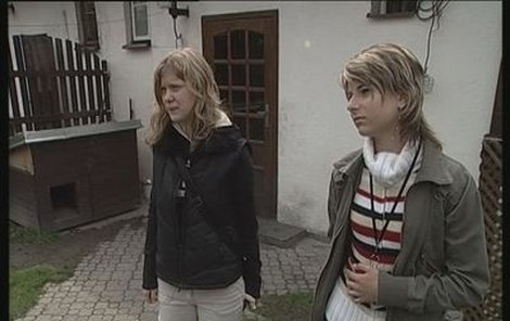 Dvě mladé dívky, Lucie Javorková (vlevo) a Veronika Uhrová, se nyní bojí nákazy.