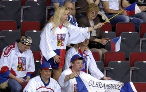 Dvořákovi z Olbramovic jsou nejvěrnějšími sportovními fanoušky, jezdí za hokejovým i fotbalovým nároďákem. Ovšem do Lotyšska si našli cestu i jiní fandové.