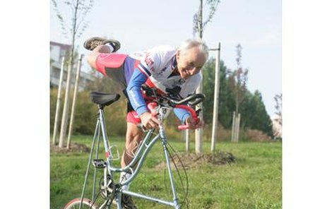 Dvoupatrové jízdní kolo zvané žirafa je vysoké 1,63 m, dlouhé 1,94 m a průměr jeho kola je 69 cm. „Jeden můj známý ho viděl v hospodě, kde ho někdo nechal, tak si ho za pár korun koupil. Já jsem si ho od něj začal půjčovat, až mi j